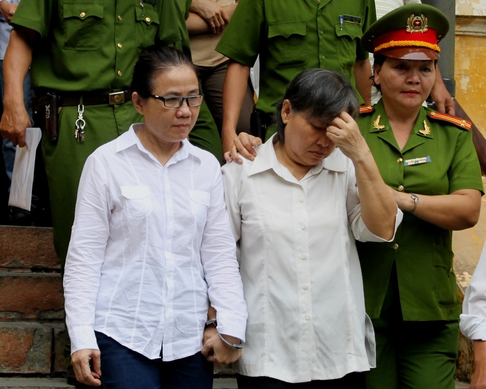 Nguyễn Thanh Huyền (phải) bị dẫn giải sau phiên tòa.
