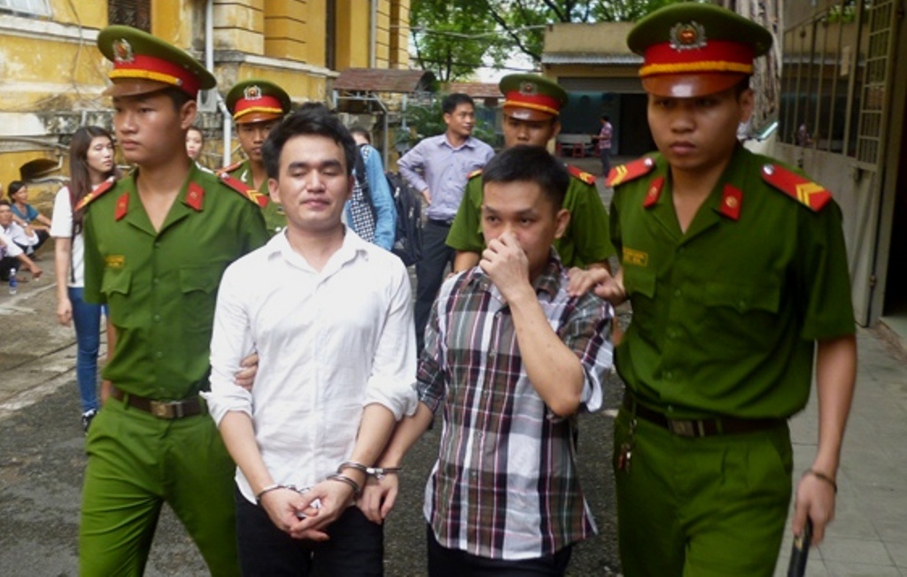 Lua ban dien thoai qua mang, 2 thanh nien lanh an tu hinh anh