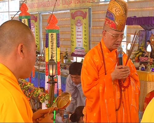 Các tăng ni Phật tử cầu siêu bạt độ, cầu mong hoà bình, quốc thái dân an, đồng thời lên tiếng phản đối hành động xâm phạm chủ quyền biển đảo của Trung Quốc trên quần đảo Hoàng Sa của Việt Nam khi đưa giàn khoan và tàu thuyền vào vùng biển Hoàng Sa của Việt Nam.