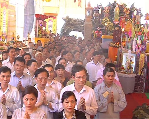 Hàng ngàn người đã đến dự và chứng kiến buổi lễ cầu siêu này. Kể từ khi trấn nhậm phương Nam, chúa Nguyễn và các vua nhà Nguyễn luôn xác định Hoàng Sa, Trường Sa là vùng phên giậu của đất nước. Trấn giữ vùng phên giậu ấy không một lực lượng nào tốt hơn là những ngư dân vùng biển Quảng Ngãi, đặc biệt là ngư dân đảo Lý Sơn. Bằng những con thuyền mỏng manh, các ngư dân của hòn đảo này đã chinh phục quần đảo Hoàng Sa bằng chính sự can trường và lòng dũng cảm của mình trước sự khắc nghiệt của thiên nhiên ở một vùng đất luôn phải song hành cùng gió mưa bão tố. Đội hùng binh Hoàng Sa ra đời trong bối cảnh đó. Đội quân hùng hậu và thiện nghệ luôn phải đương đầu với sự khắc nghiệt của biển khơi ấy suốt 300 năm chinh phục Hoàng Sa, Trường Sa.