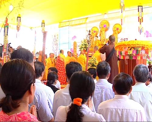 rấn giữ vùng phên giậu ấy không một lực lượng nào tốt hơn là những ngư dân vùng biển Quảng Ngãi, đặc biệt là ngư dân đảo Lý Sơn. Bằng những con thuyền mỏng manh, các ngư dân của hòn đảo này đã chinh phục quần đảo Hoàng Sa bằng chính sự can trường và lòng dũng cảm của mình trước sự khắc nghiệt của thiên nhiên ở một vùng đất luôn phải song hành cùng gió mưa bão tố. Đội hùng binh Hoàng Sa ra đời trong bối cảnh đó. Đội quân hùng hậu và thiện nghệ luôn phải đương đầu với sự khắc nghiệt của biển khơi ấy suốt 300 năm chinh phục Hoàng Sa, Trường Sa.