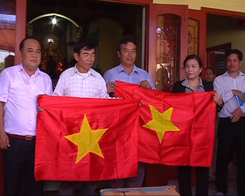 Dịp này, Tổng cục Hải quan Việt Nam đã trao tặng cho 2 nghiệp đoàn nghề cá An Hải, An Vĩnh và Bộ đội Biên phòng Quảng Ngãi 2.000 lá cờ Tổ quốc. Công ty điện tử Foster Quảng Ngãi và tập đoàn Kizuna Nhật Bản đã trao tặng 100 triệu đồng cho các ngư dân bị tàu Trung Quốc cản trở, gây thương tích và hư hỏng tài sản khi đánh bắt tại vùng biển quần đảo Hoàng Sa, thuộc chủ quyền của Việt Nam; tặng 1.000 phần quà, mỗi phần quà 10kg gạo và 100 ngàn đồng tiền mặt cho các hộ gia đình ngư dân có hoàn cảnh khó khăn.