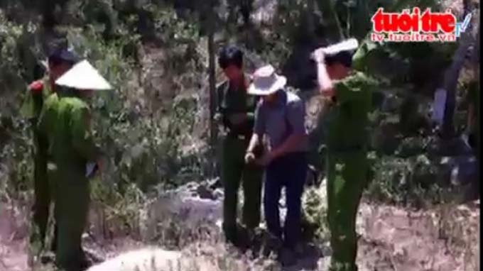 Xau ho vi ngoai tinh, mot phu nu dam dao vao co tu tu hinh anh