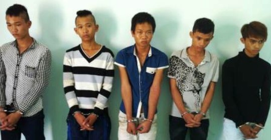 Bat nhom con do lien tiep chem nguoi hinh anh