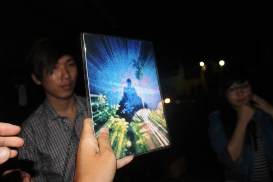 Một bức ảnh phật hiển linh được rao bán gần chùa với 30.000 đồng/tấm.