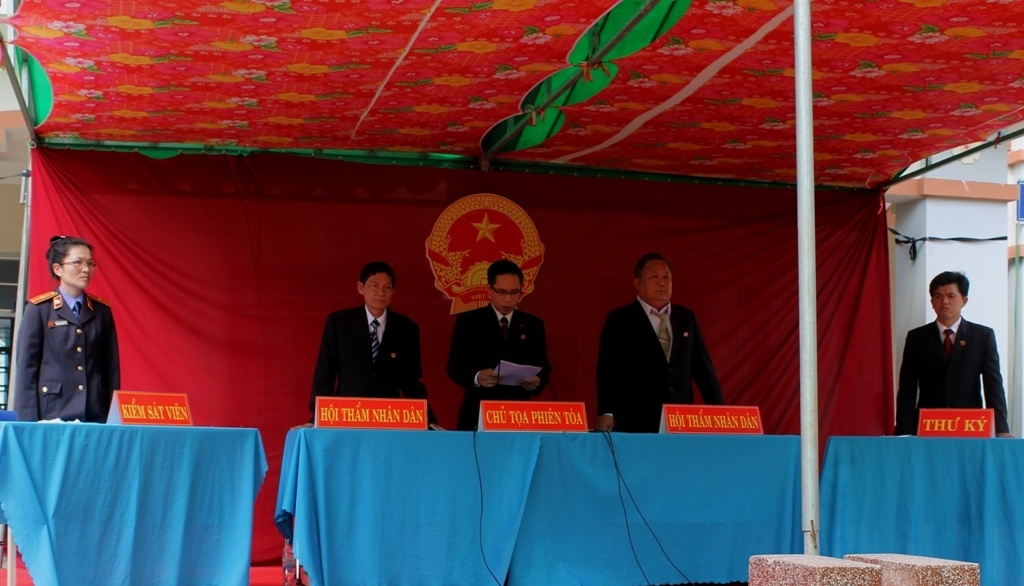 Sau khi nghị án, HĐXX nhận thấy hành vi của bị cáo là đặc biệt nghiêm trọng, gây nguy hiểm cho xã hội. Trong bối cảnh Trung Quốc hạ đặt trái phép dàn khoan HD 981 trên Biển Đông, một số đối tượng xấu đã kích động công nhân tại các khu công nghiệp ở tỉnh Bình Dương tổ chức biểu tình, tuần hành trái phép. Trong lúc hỗn loạn, một số kẻ quá khích đã đập phá, hôi của, trộm cắp tài sản của các công ty, xí nghiệp đóng trên địa bàn. Về phần bị cáo, khi thấy người khác tụ tập đập phá tài sản của công ty, làm công nhân nhưng bị cáo không những không ngăn cản mà hùa theo và kích động những người khác cùng tham gia. Khi lực lượng chức năng đến lập lại trật tự, Nghiêm còn chống đối và đập hỏng xe của lực lượng thi hành công vụ. Vì những lẽ đó, HĐXX đã tuyên phạt Nghiêm 3 năm tù về 2 tội Gây rối trật tự công cộng và Cố ý làm hư hỏng tài sản.