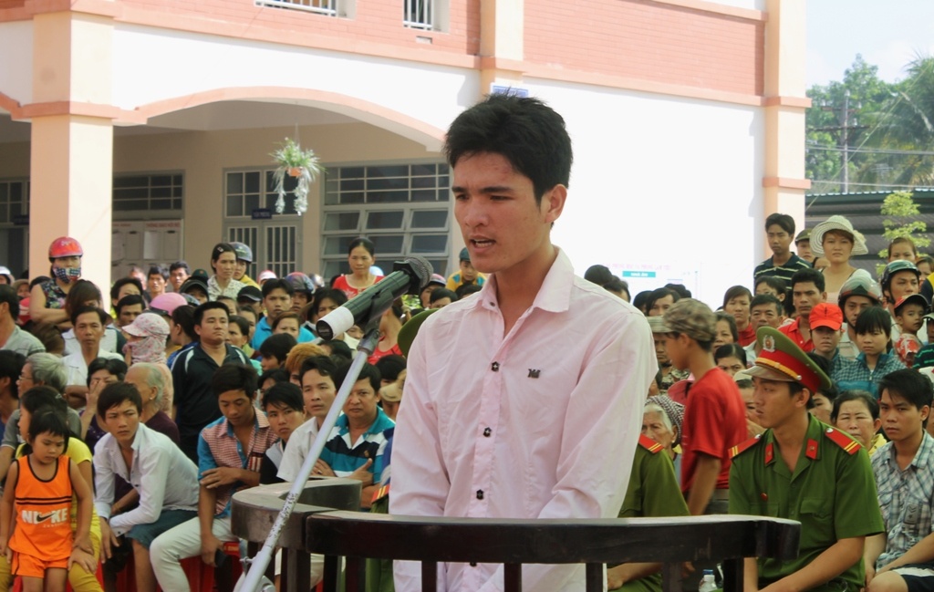 Xet xu nam thanh nien gay kich dong, pha xe cua canh sat hinh anh