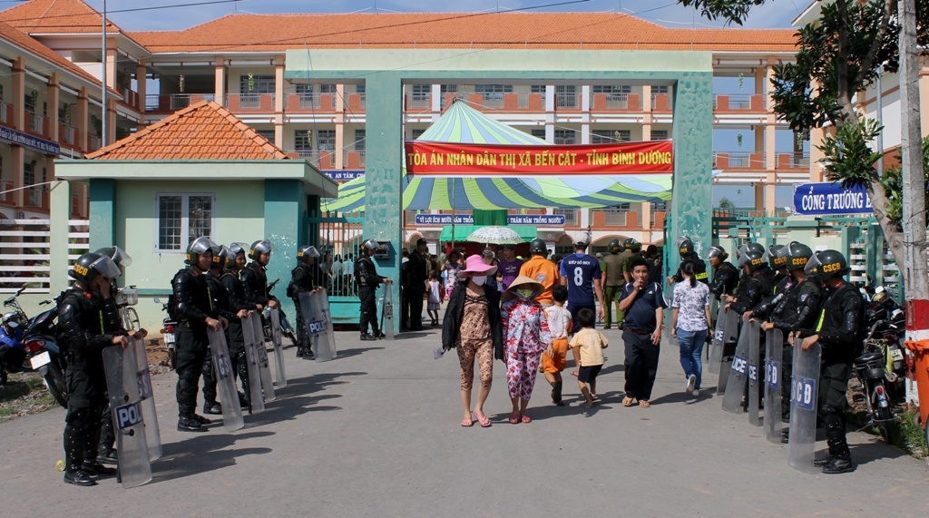 Hàng trăm chiến sỹ cảnh sát làm nhiệm vụ bảo vệ phiên tòa.