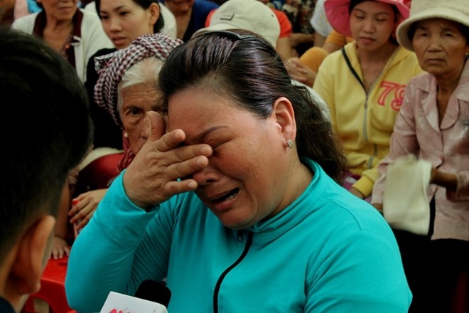 Nguoi than roi nuoc mat khi thanh nien gay roi bi phat tu hinh anh