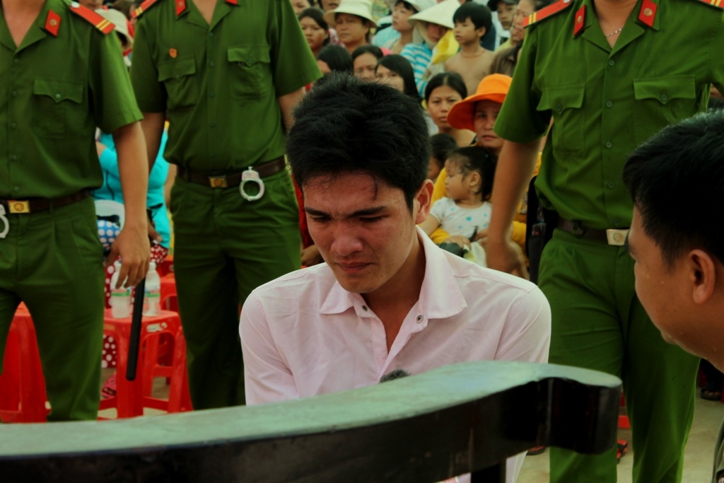 Nam thanh nien gay roi o Binh Duong khoc nuc no tai toa hinh anh