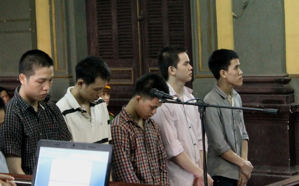 Di choi cung ban tren mang, 3 thieu nu bi cuong hiep tap the hinh anh