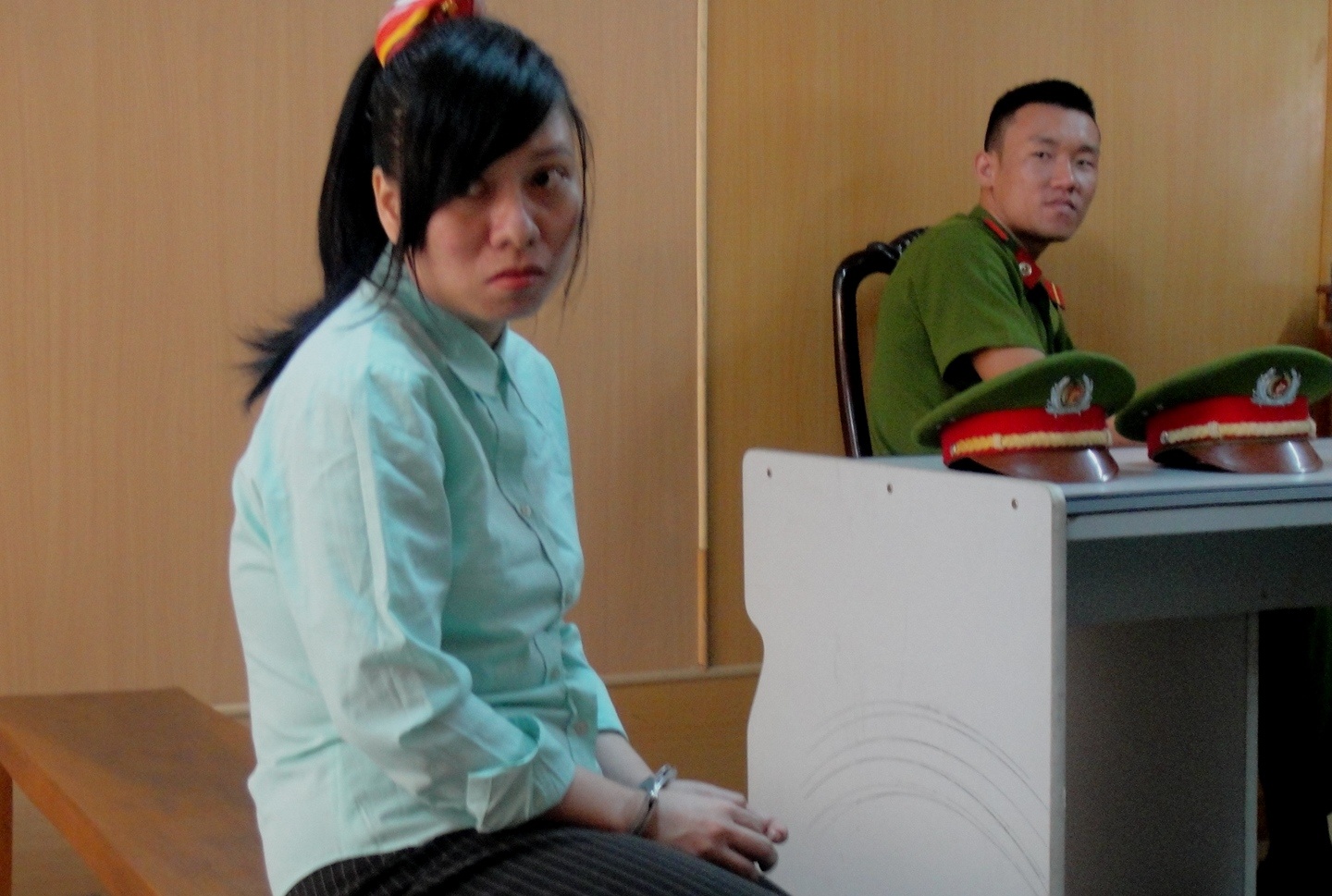 Co gai thoat an tu hinh vi khai thanh khan voi canh sat hinh anh