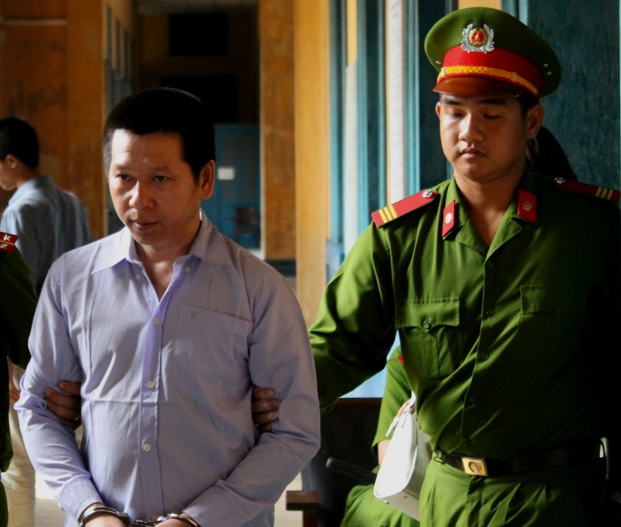 Vo di lam vang nha, chong hai doi 2 be gai hang xom hinh anh