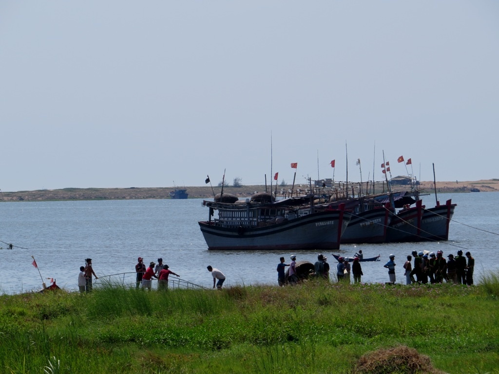 Phat hien thi the troi tren song Da Rang hinh anh