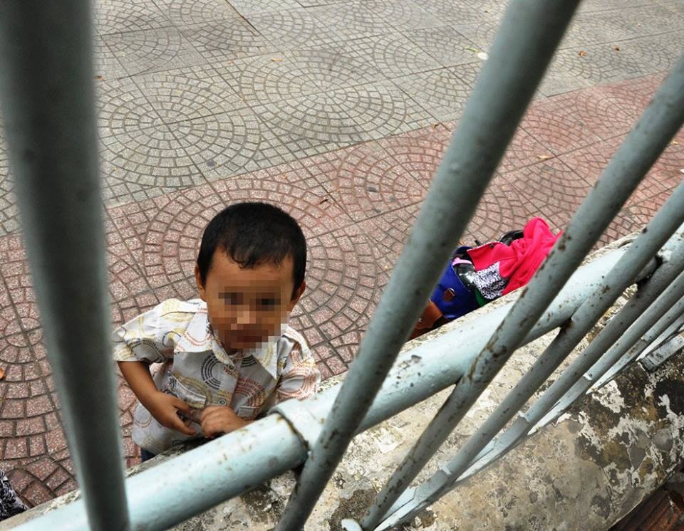 Con trai bao mau Nho mot minh o cong toa trong ngay xu me hinh anh