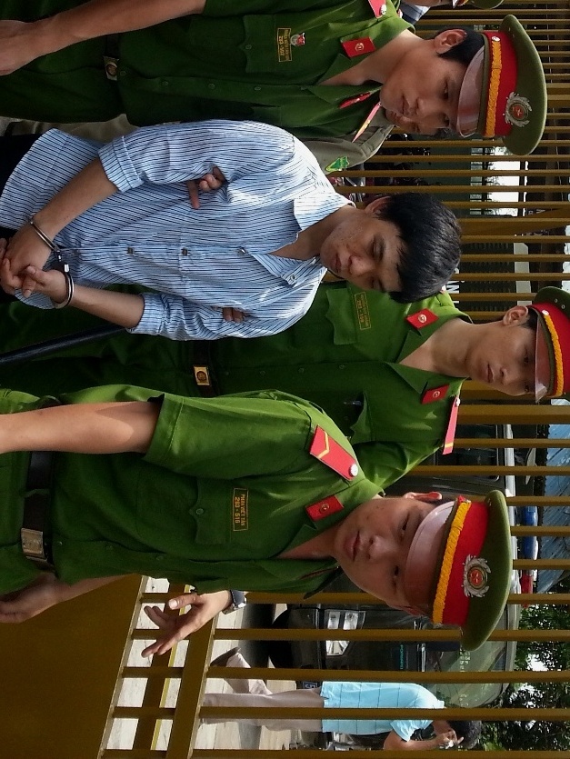 Tu hinh ke giet bao ve truong tieu hoc cuop tai san hinh anh