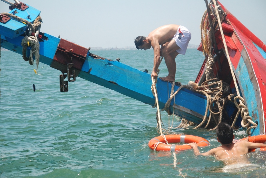 Phoi minh giua nang nong de lai dat tau ca bi TQ dam chim hinh anh
