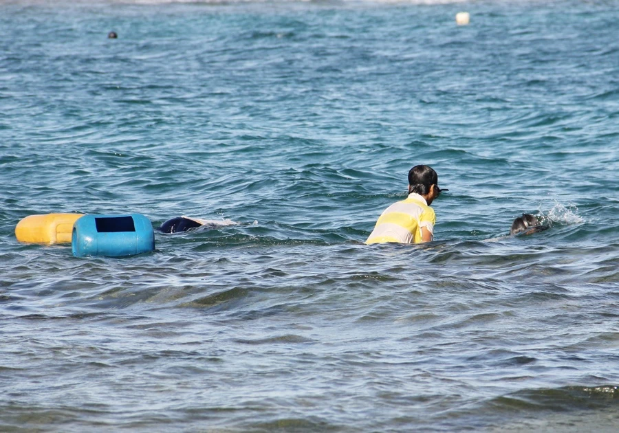 Vì vậy nhiều em rất thạo việc bơi lặn bắt cá, ốc từ khi lên mười.