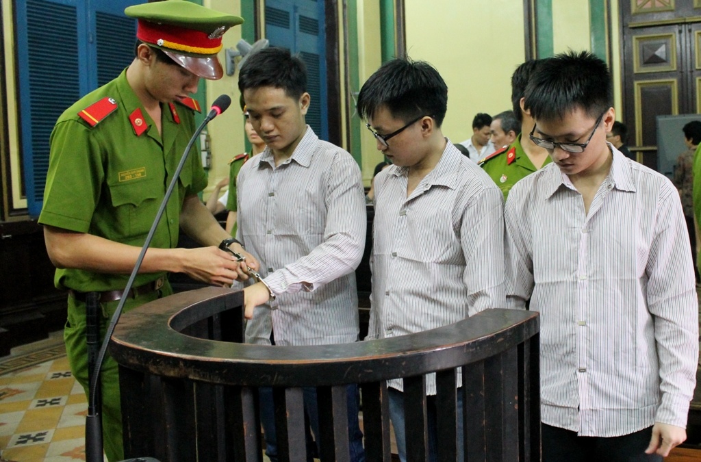 Từ trái qua: Tâm, Hòa và Hợp trước vành móng ngựa.