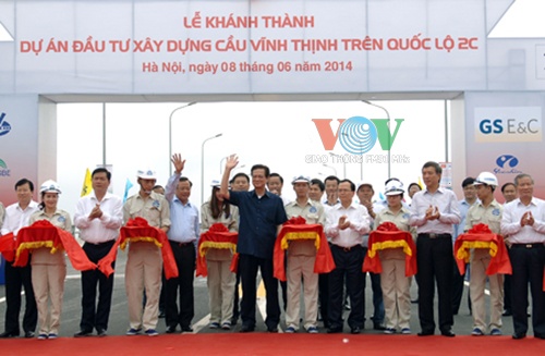 Thủ tướng Nguyễn Tấn Dũng cắt băng khánh thành cầu Vĩnh Thịnh.