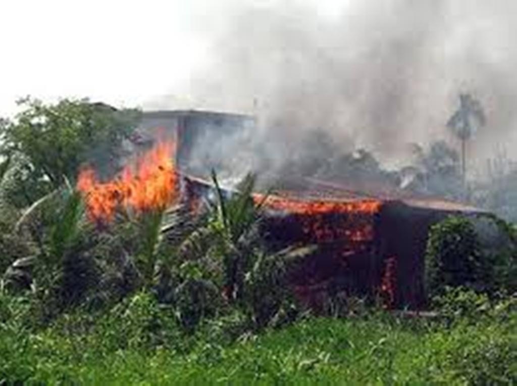 Bo me khoa cua di lam som, be gai ngu trong nha chet chay hinh anh