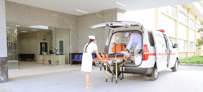 Be 2 tuoi chet bat thuong tai benh vien hinh anh