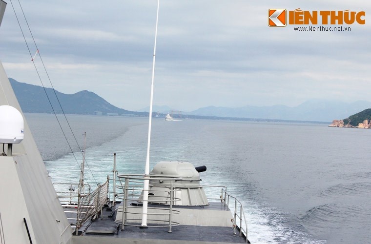 Hai “vị vua Đinh – Lý” tiến ra Biển Đông làm nhiệm vụ bảo vệ chủ quyền biển đảo tổ quốc. Ảnh chụp từ tàu Đinh Tiên Hoàng.