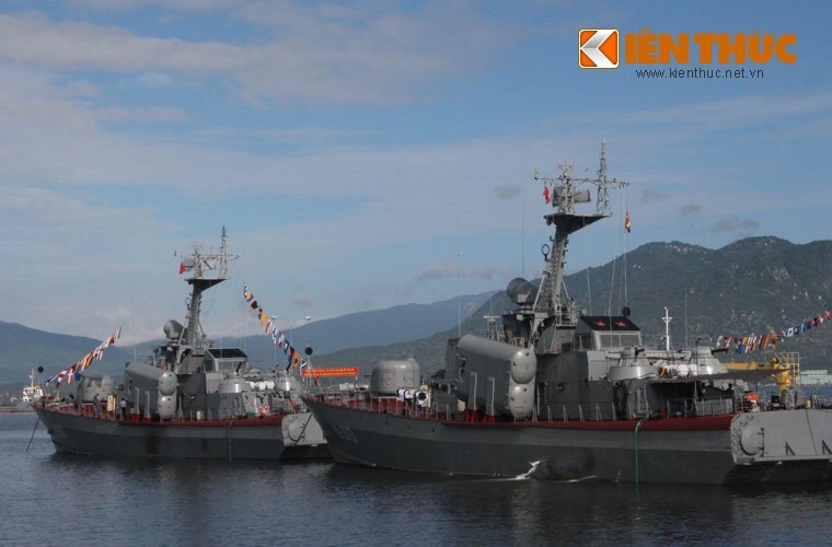 Gần đó là các tàu tên lửa tấn công nhanh Project 1241RE sẽ sát cánh chiến đấu cùng 2 “vị vua”.