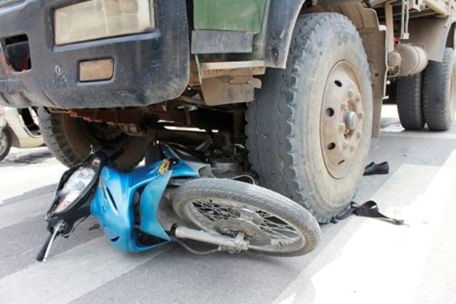 Dam xe tai, bon thanh nien 17, 18 tuoi chet tai cho hinh anh