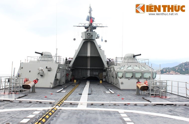 Sân đỗ trực thăng ở đuôi tàu hộ vệ tên lửa HQ-011 Đinh Tiên Hoàng, khe giữa nơi đặt bệ pháo AK-630M có thể đút vừa trực thăng săn ngầm Ka-28 (gấp cánh quạt) mà Việt Nam có trong biên chế (thuộc Lữ đoàn Không quân Hải quân 954).
