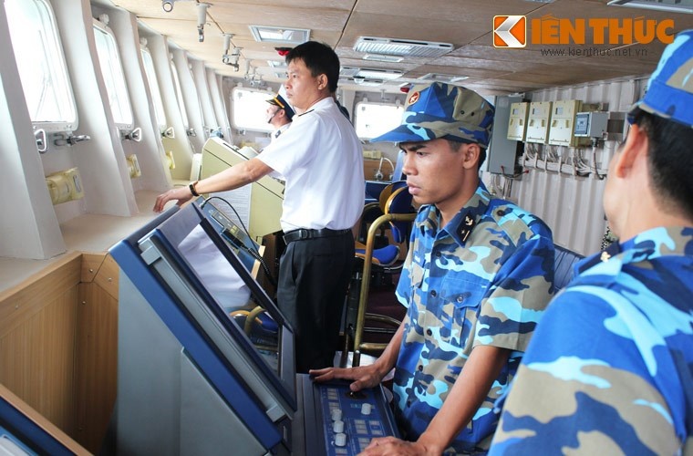 Bên trong đài chỉ huy tàu hộ vệ tàng hình HQ-011 Đinh Tiên Hoàng. Có thể thấy rõ rất nhiều thiết bị điều khiển trên tàu được số hóa, hiển thị trên màn hình màu.