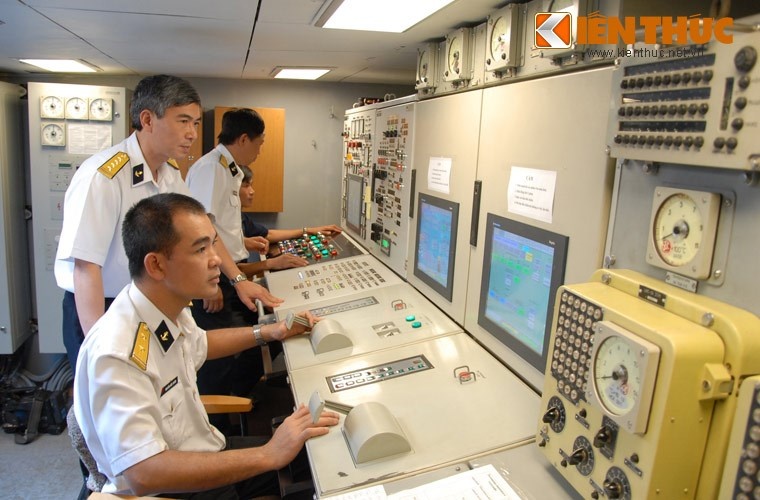 Sĩ quan chỉ huy tàu Đinh Tiên Hoàng tác nghiệp trên hệ thống quản lý phòng máy (hệ thống động cơ tàu).