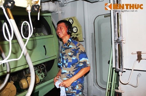 Nụ cười anh thợ máy tàu Đinh Tiên Hoàng. Theo thiết kế, tàu hộ vệ Gepard 3.9 được trang bị hệ thống động lực CODOG với 2 động cơ tuốc bin khí, một động cơ diesel và 3 bộ giao điện diesel, tốc độ tối đa tàu đạt 28 hải lý/h, tầm hoạt động với tốc độ kinh tế 10 hải lý/h là 7.000km, dự trữ hành trình 15 ngày.