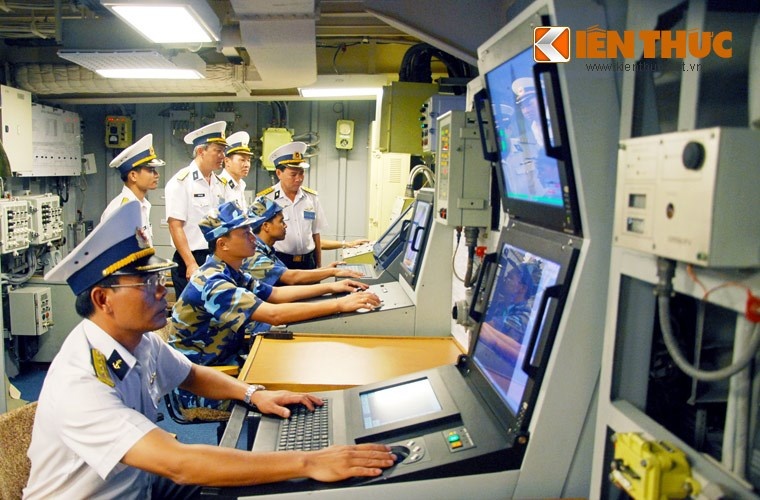 íp sĩ quan - thủy thủ tàu bên trong phòng điều hành các hệ thống.