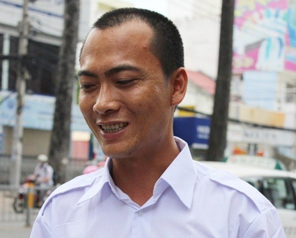 Gap tai xe taxi do de cho khach ngay tren xe hinh anh