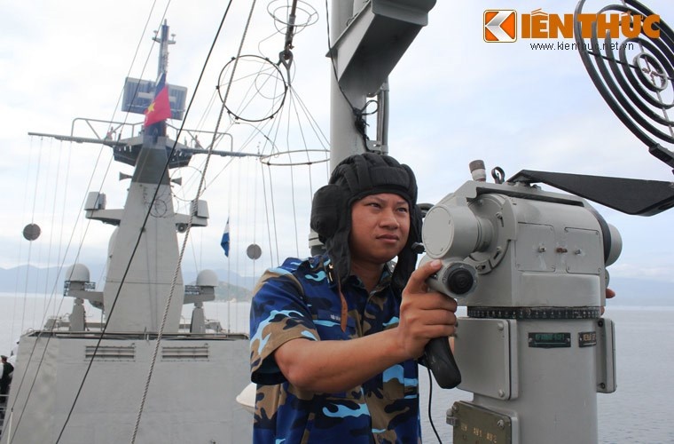 Chiến sĩ huấn luyện vận hành thiết bị ngắm bắn pháo phòng không AK-630 trên tàu Đinh Tiên Hoàng.