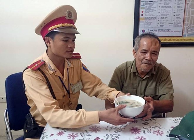 Chien si CSGT dua cu gia bi lac ve voi gia dinh hinh anh