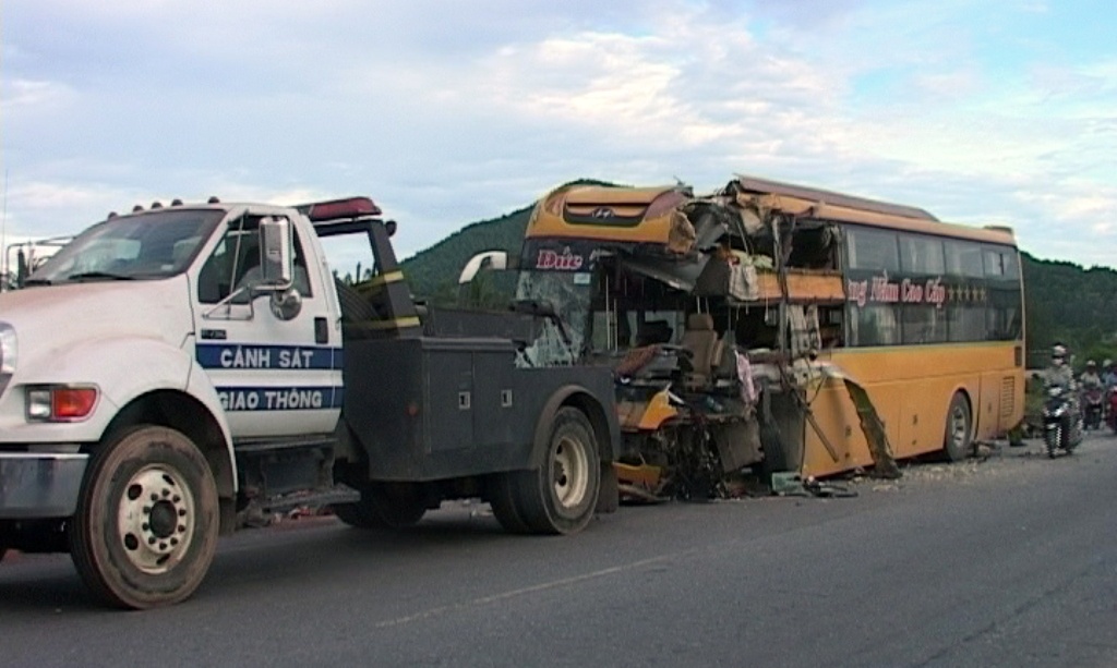 4 oto tong lien hoan tren quoc lo 1 hinh anh