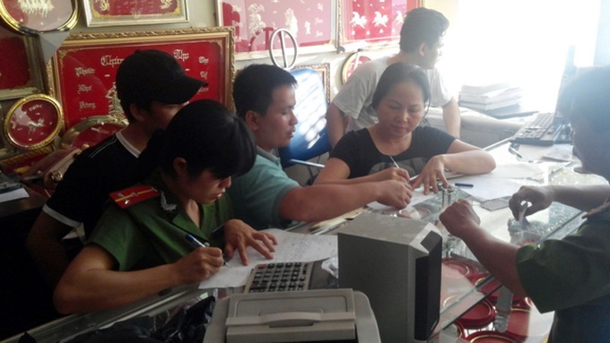 Mua ban 100 USD, bi phat 400 trieu dong hinh anh