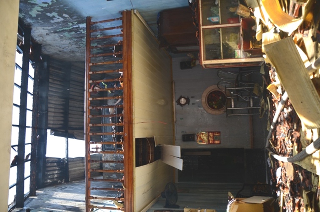 Ngôi nhà bị ngọn lửa thiêu rụi.