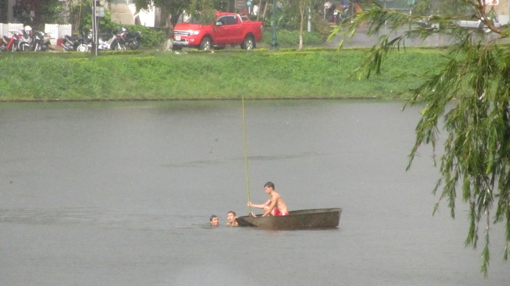 Ru nhau tam ho, 1 cong nhan chet duoi hinh anh