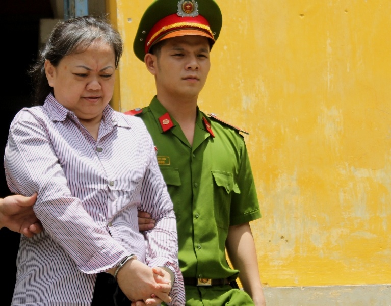 Hồng lãnh 10 năm tù vì tiếp sức cho người đàn ông nước ngoài lừa đảo.