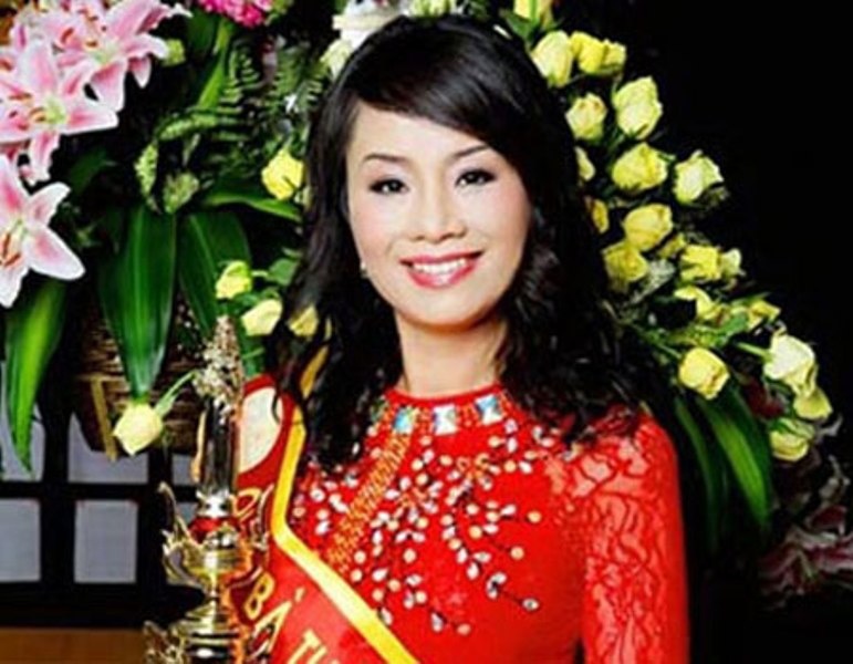 Hoa hau quy ba Truong Thi Tuyet Nga doi dien an chung than hinh anh