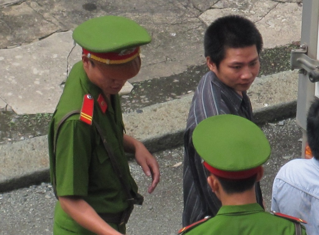 Chu nhau say ve gio tro doi bai voi chau gai 8 tuoi hinh anh