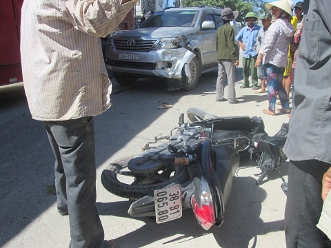 Người dân hiếu kỳ tụ tập xem gây ách tắc giao thông.