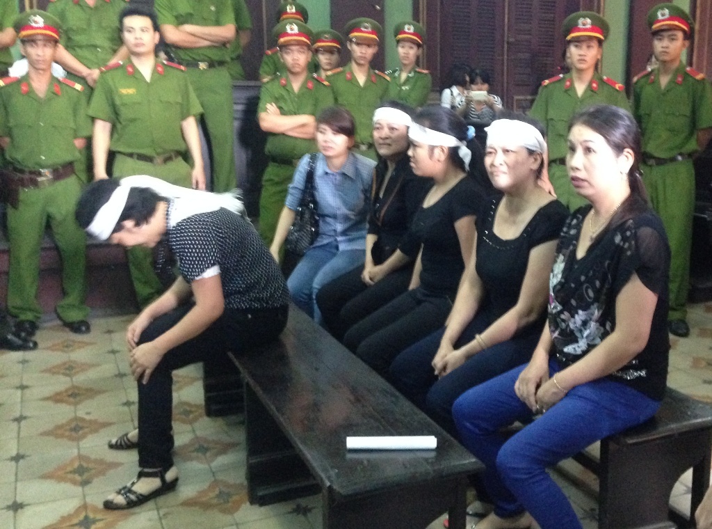 Nguoi nha nan nhan nao loan phap dinh vi phien toa bi hoan hinh anh