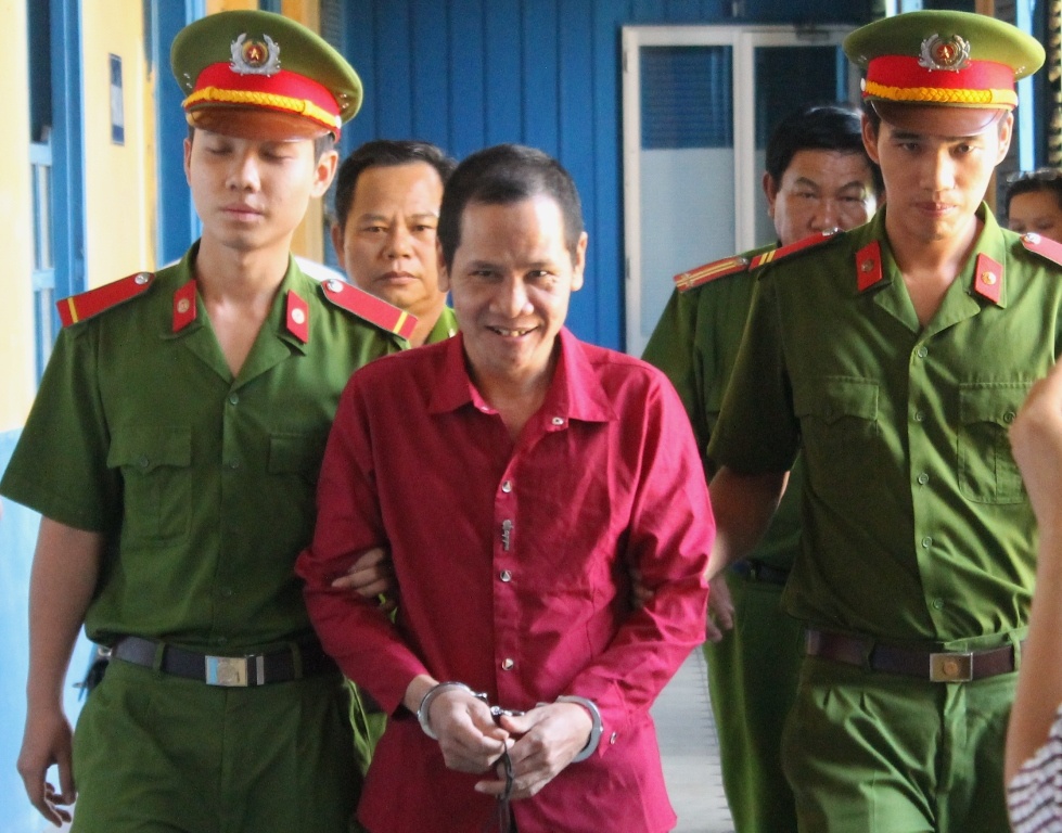 Lực mỉm cười khi bị tuyên y án tử hình.