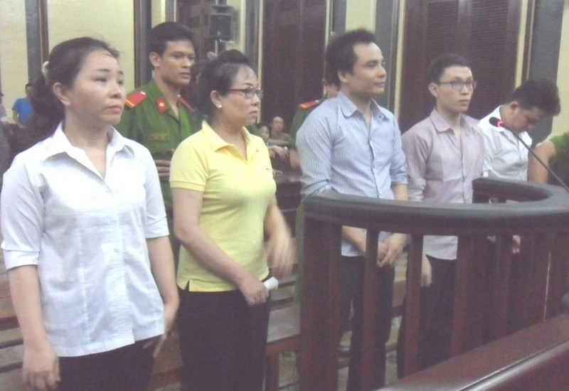 Các bị cáo trước vành móng ngựa.