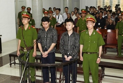 Nguyễn Mạnh Tường và bảo vệ Đào Quang Khánh trong phiên tòa ngày 15/4. Phiên tòa sau đó phải tạm hoãn để điều tra bổ sung.