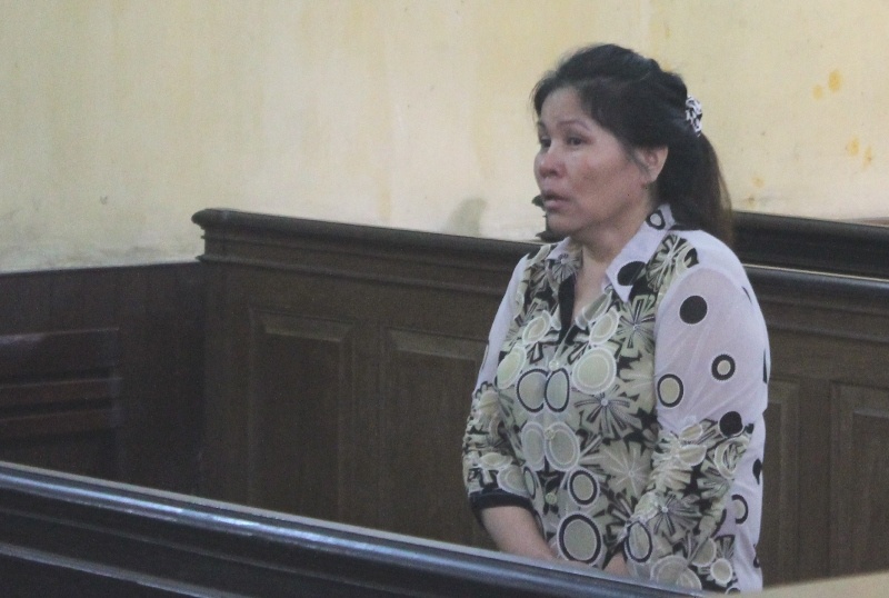 Me nan nhan dua tien cho ke buon nguoi de chuoc con ve hinh anh